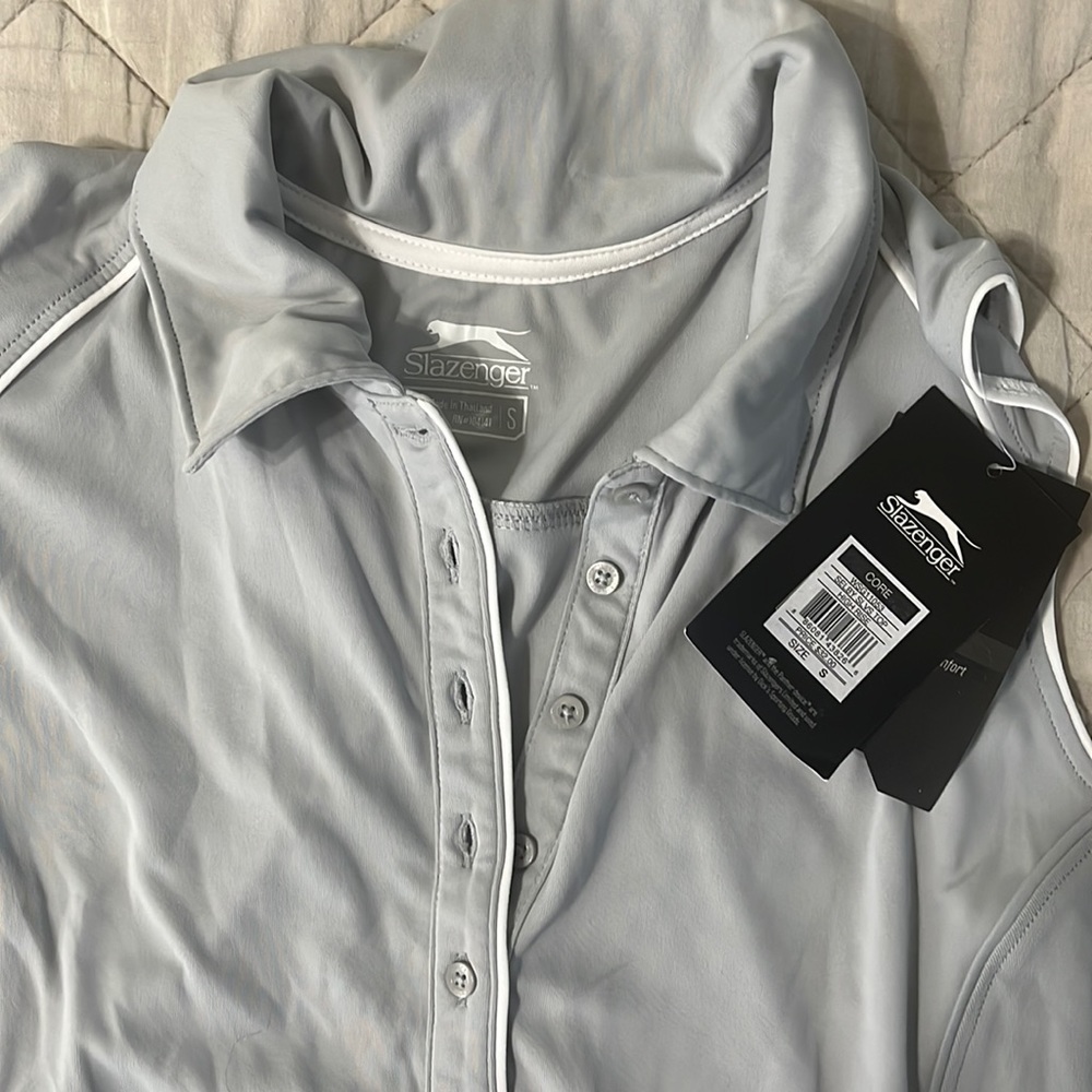 Sleeveless golf shirt